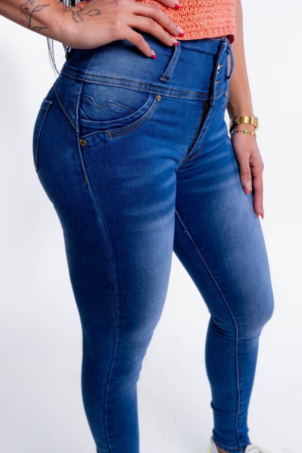 Jeans Súper Push Up, Súper Levanta Cola con Pretina Ancha, 3 botones. Bolsillos Traseros. Color Celeste. Jeans Mujer Elasticado Estilo Colombiano.