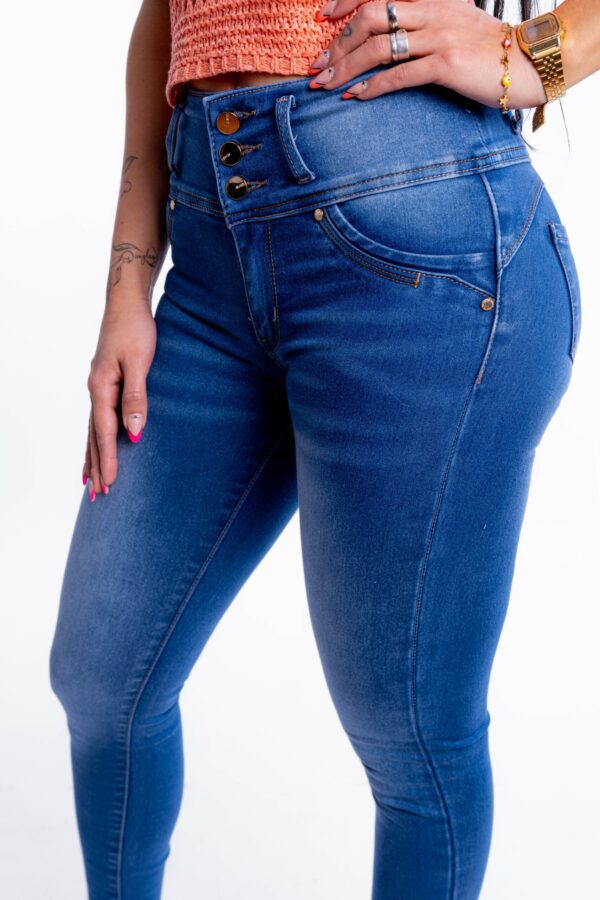 Jeans Súper Push Up, Súper Levanta Cola con Pretina Ancha, 3 botones. Bolsillos Traseros. Color Celeste. Jeans Mujer Elasticado Estilo Colombiano.