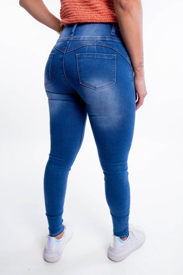 Jeans Súper Push Up, Súper Levanta Cola con Pretina Ancha, 3 botones. Bolsillos Traseros. Color Celeste. Jeans Mujer Elasticado Estilo Colombiano.