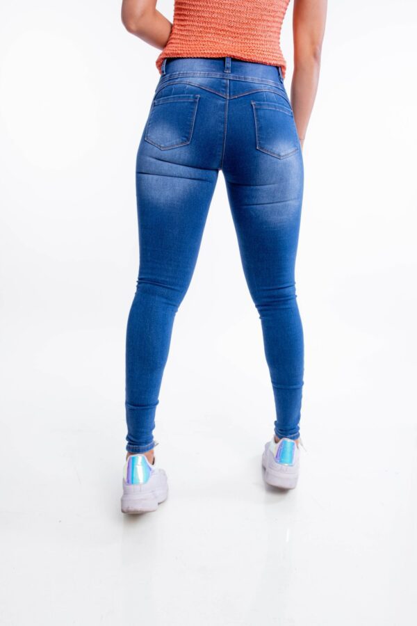 Jeans Súper Push Up, Súper Levanta Cola con Pretina Ancha, 3 botones. Bolsillos Traseros. Color Celeste. Jeans Mujer Elasticado Estilo Colombiano.