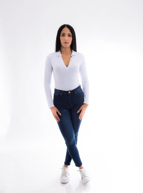 Pantalón Jeans Mujer. Vaqueros. Tiro alto. Corte clásico con bolsillos traseros. Color azul Body Cuello camisero polo pique lycra