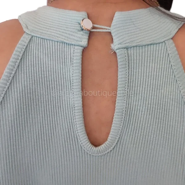 Polera cuello halter escote gota en el pecho