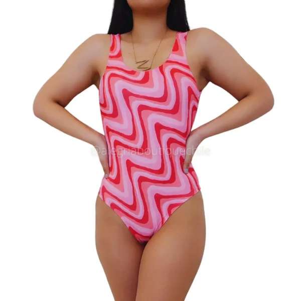 Body estampado sin manga con escote en la espalda. Talla Única, ideal para S/M. Manga Corta. Lycra de muy buena calidad. Broches en la parte de abajo para abrir y cerrar con mayor facilidad. Hermosos estampados